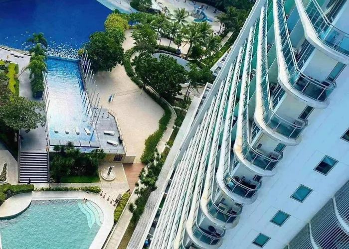 Azure Urban Resort With Wifi And Netflix